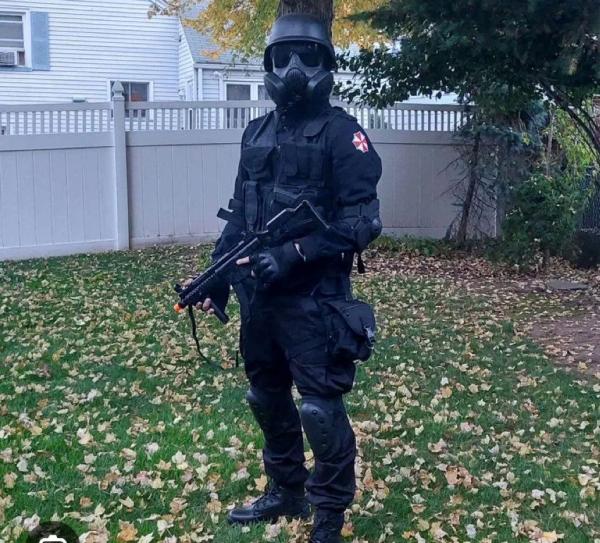 Опасный косплей! Подросток в костюме из Resident Evil был задержан британской полицией