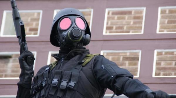 Опасный косплей! Подросток в костюме из Resident Evil был задержан британской полицией