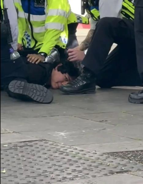 Опасный косплей! Подросток в костюме из Resident Evil был задержан британской полицией